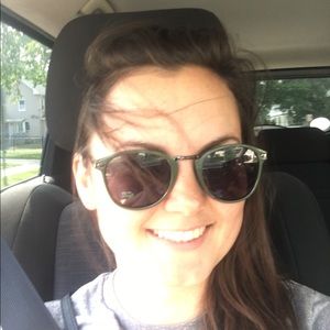 Meet your Posher, Caitlin